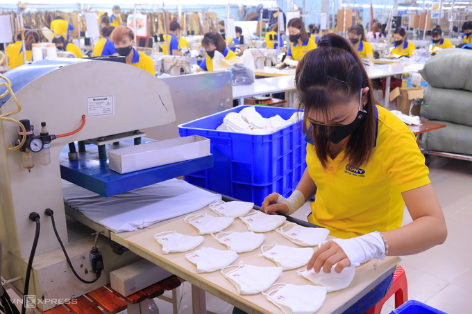 Lãi đậm nhờ sản xuất khẩu trang, đồ phòng hộ